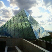 イサム・ノグチ設計のモエレ沼公園のガラスのピラミッド