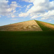 イサム・ノグチ設計のモエレ沼公園のプレイマウンテン