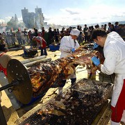 池田町秋のワイン祭り恒例の牛の丸焼き