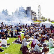 池田町秋のワイン祭りの会場の様子