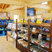 美唄の特産品が並ぶアンテナショップPiPaの店内 美唄の特産品が並ぶアンテナショップPiPaの店内