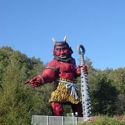 いろんな意味で有名な登別の鬼の像。「登別温泉はこっちだ!」と言っている? いろんな意味で有名な登別の鬼の像。「登別温泉はこっちだ!」と言っている?