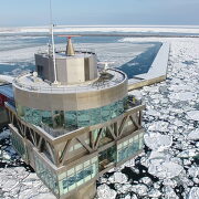 流氷に覆われた冬のオホーツクタワー