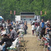 白老牛肉まつりの会場の様子（河川敷で行われた過去回の様子）